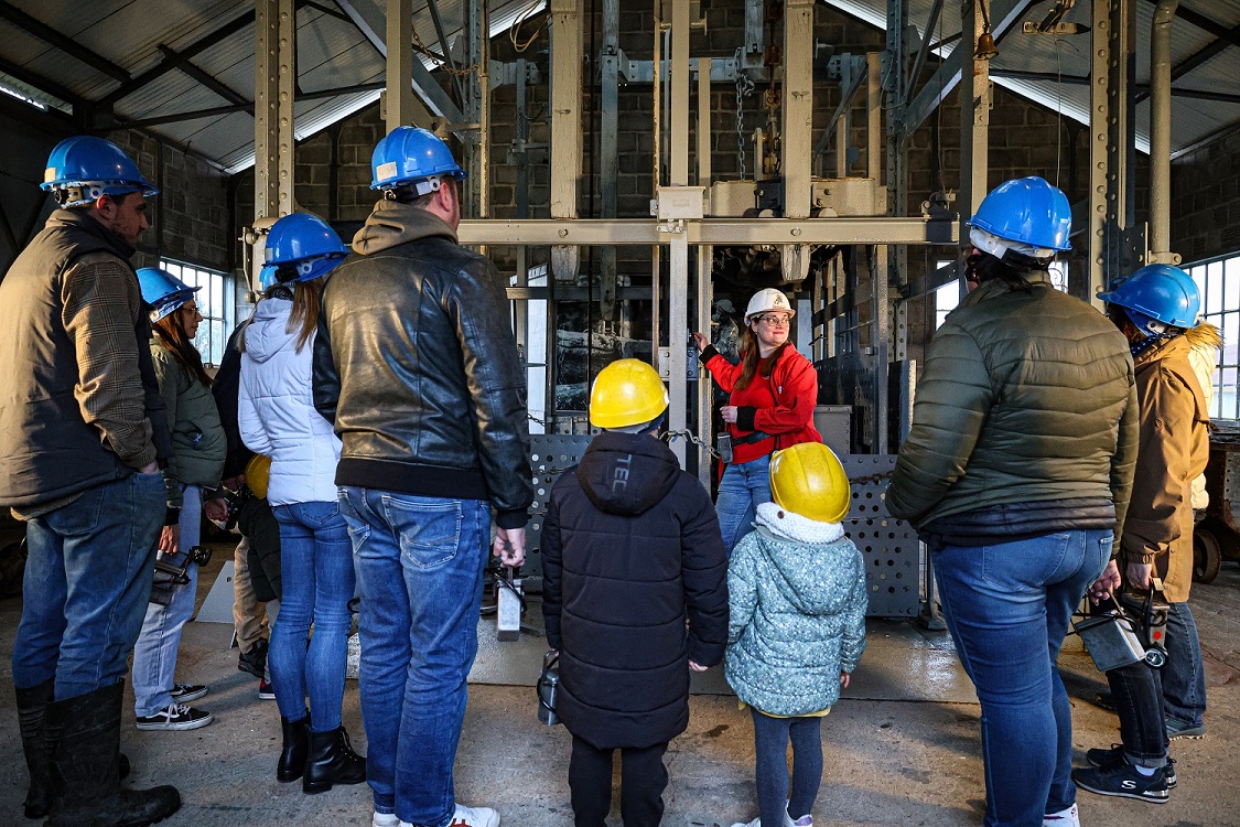 salle du puits avec les ascenseurs de la mine