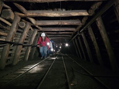 groupe de visiteurs grimpant le plan de la galerie du Puits des Glénons