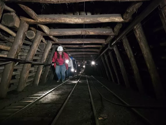 groupe de visiteurs grimpant le plan de la galerie du Puits des Glénons