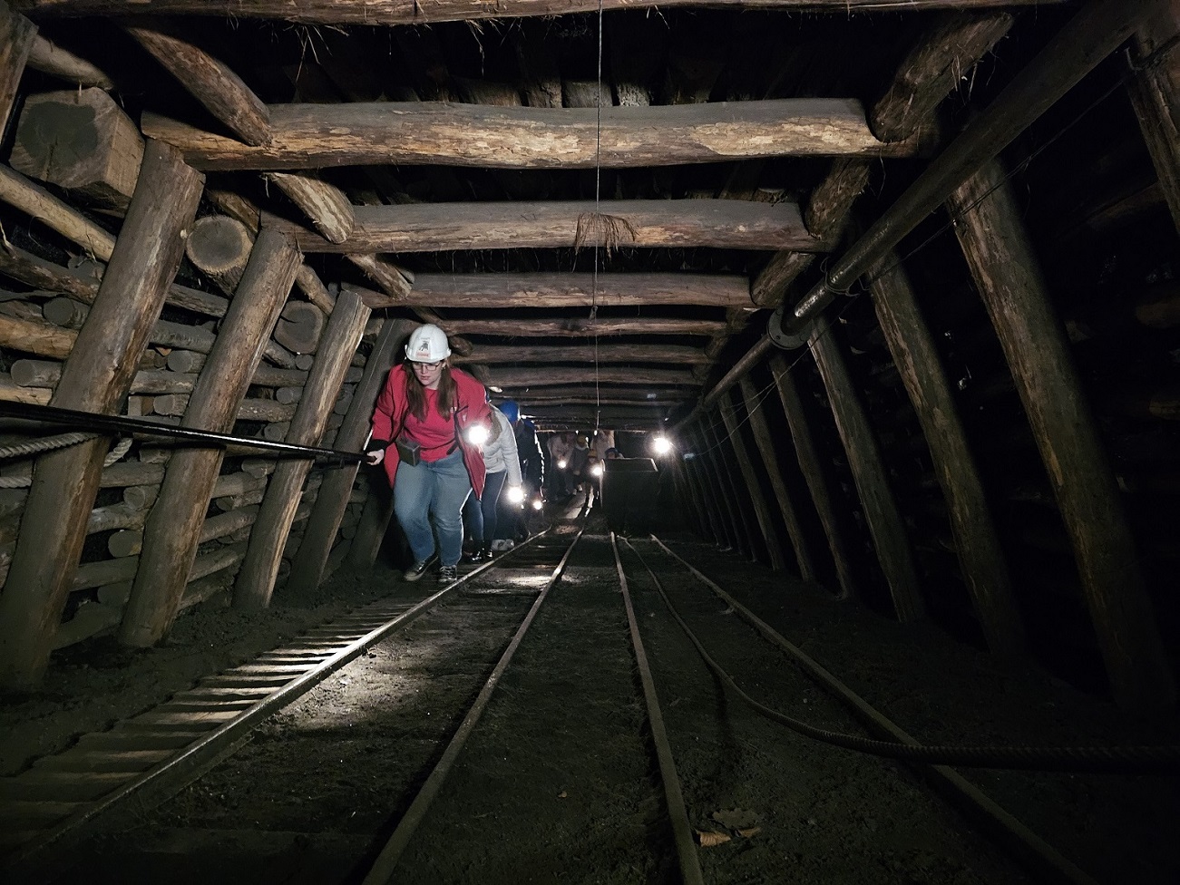 groupe de visiteurs grimpant le plan de la galerie du Puits des Glénons