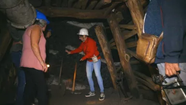 visiteurs dans la mine du Puits des Glénons