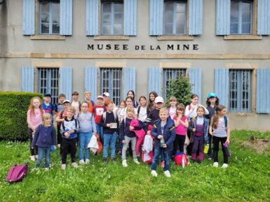 groupe d'enfants devant le Musée de la Mine
