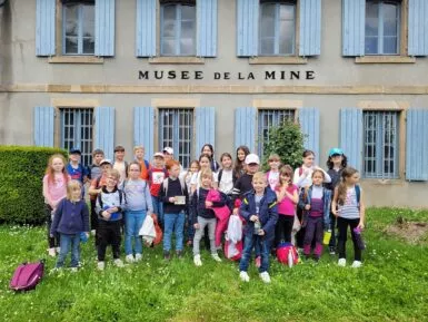 groupe d'enfants devant le Musée de la Mine