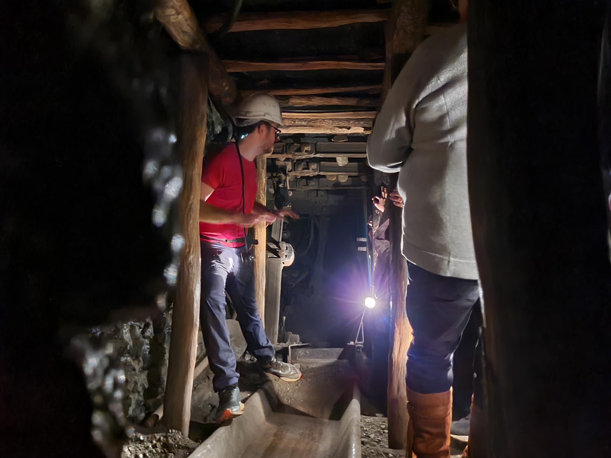 visiteurs dans la taille du Puits des Glénons