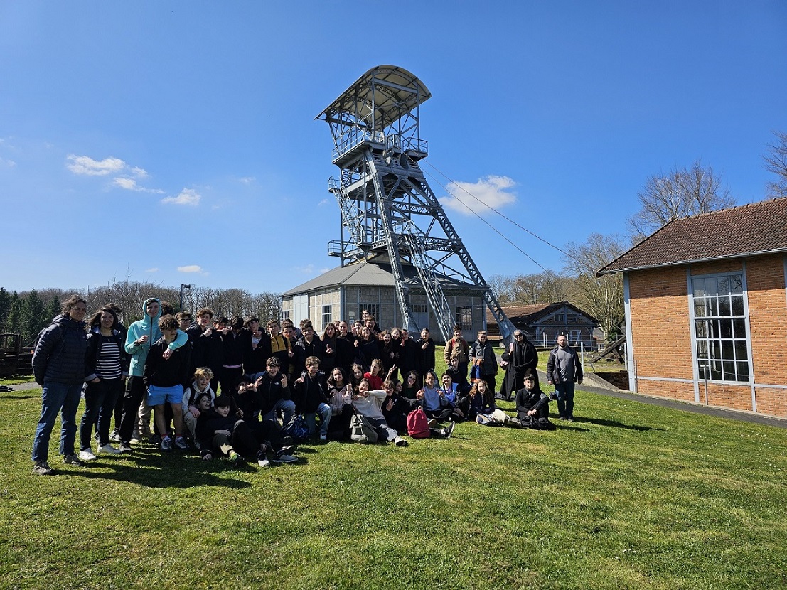 groupe de collegiens devant le chevalement du Puits des Glénons