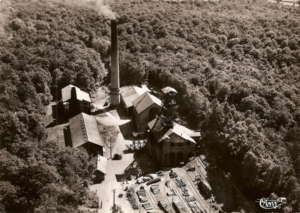 Vue aerienne du dernier puits de mine de La Machine, le puits Schneider