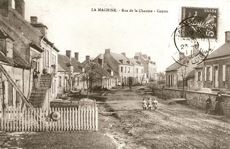 Carte postale ancienne montrant la rue de la Chaume à La Machine vers 1890