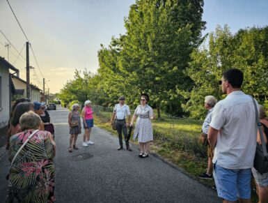 guide et groupe durant une visite semi-nocturne 2025