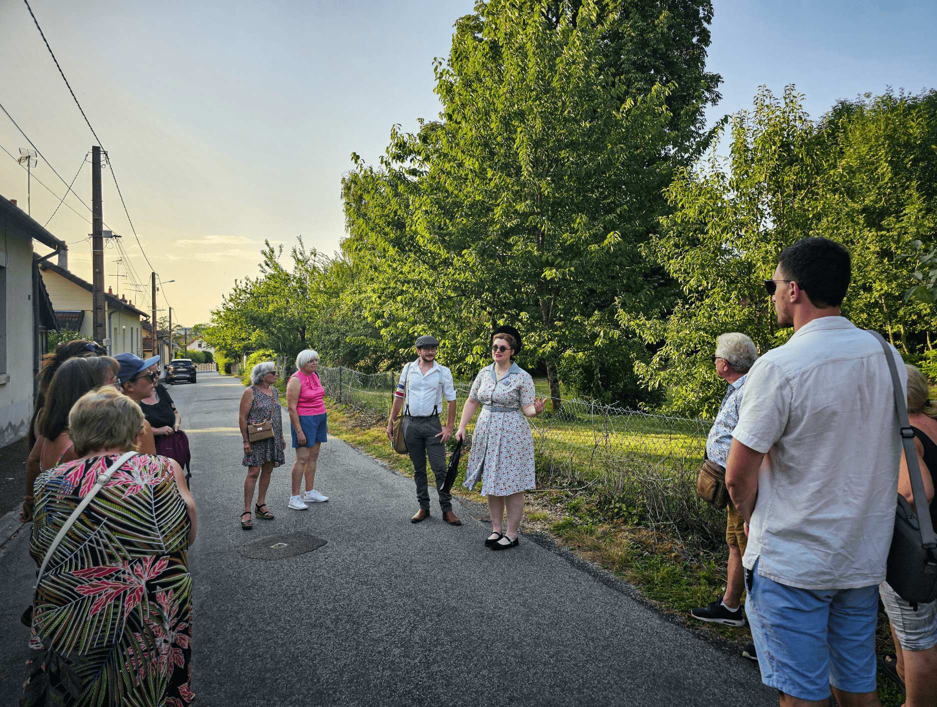 guide et groupe durant une visite semi-nocturne 2025