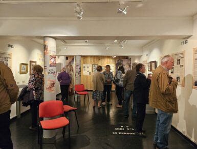 salle exposition temporaire pendant le vernissage de l'exposition sur le quotidien à la machine en 1939-1945