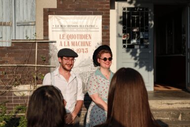Manon et Nicolas devant le panneau de l'exposition temporaire
