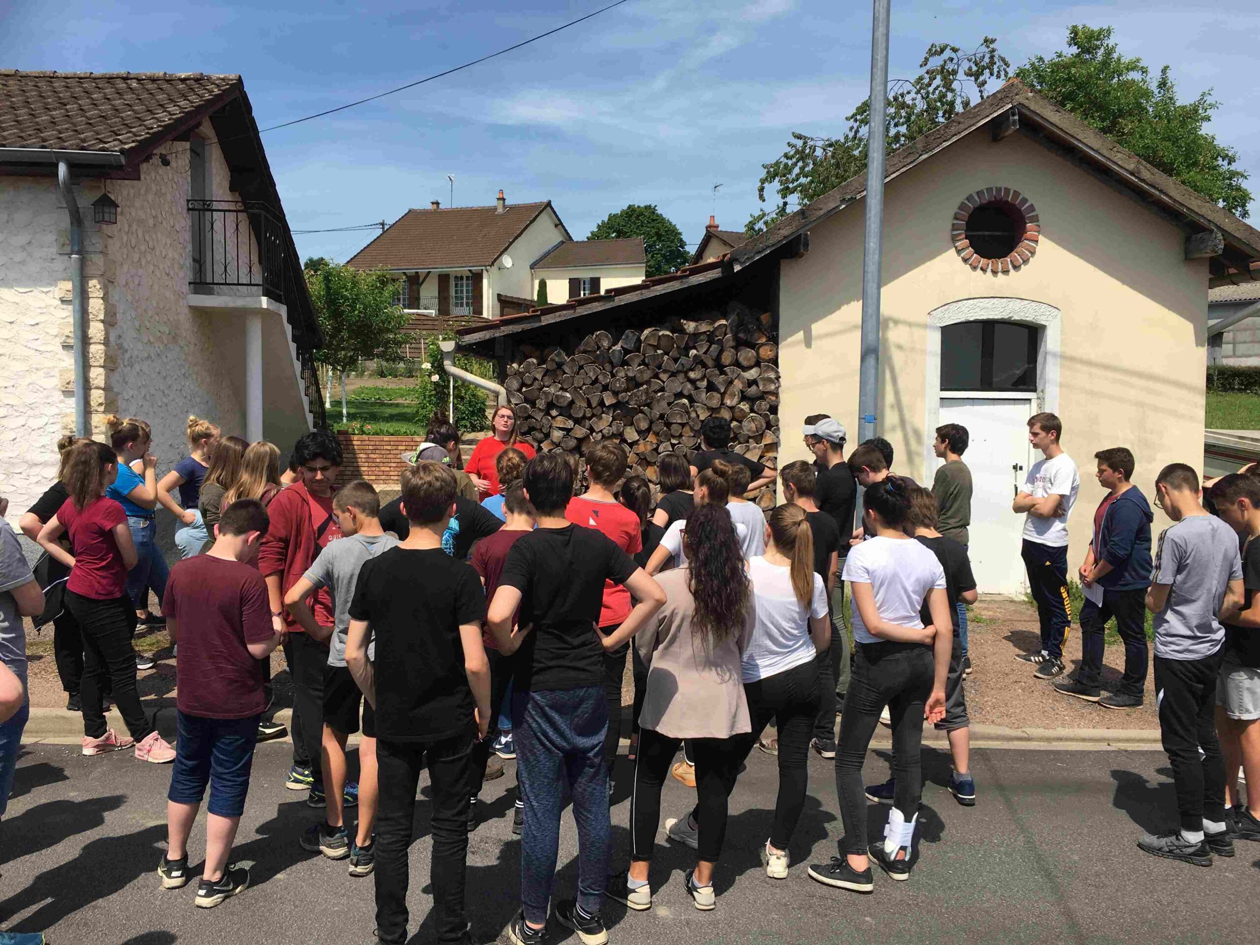 guide Manon fait visite de La Machine avec un groupe scolaire