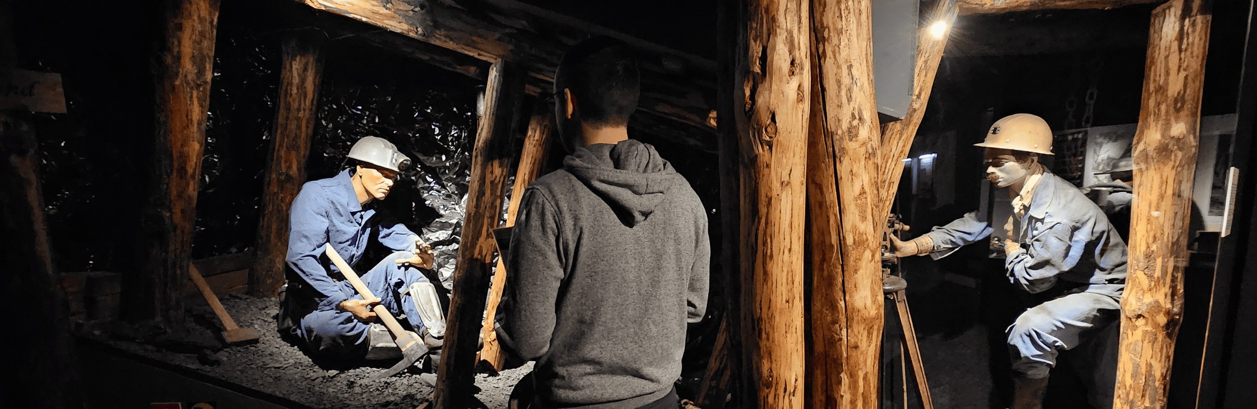 visiteur devant mineurs derrière une vitre