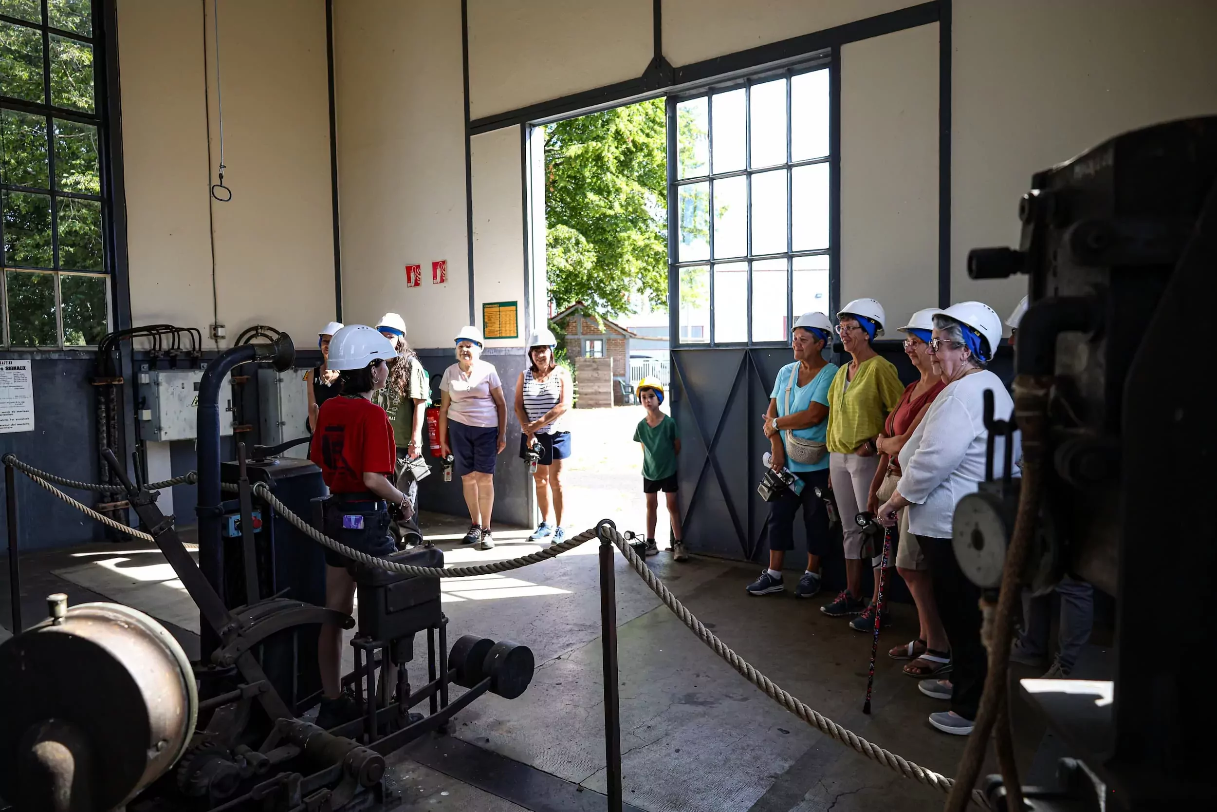 visiteurs dans la salle des machines