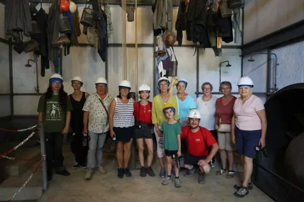 photo de groupe des bénévoles qui ont participé au shooting d'été au puits des glénons